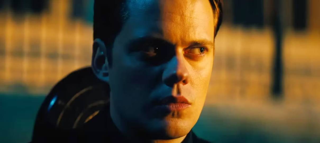 Bill Skarsgard quer distância de vilões e monstros após Nosferatu