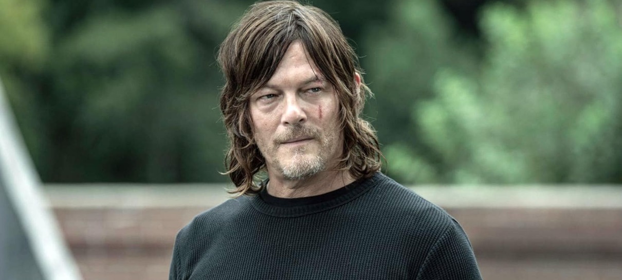 Norman Reedus compra panos de prato de crianças em rua de São Paulo