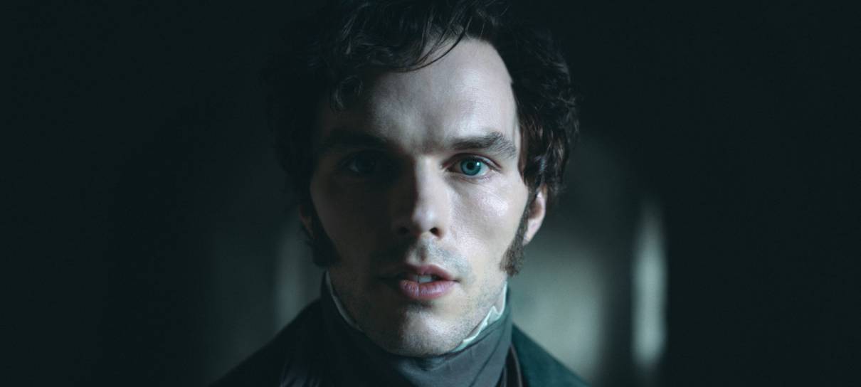 Nicholas Hoult mostra pênis falso que ganhou no set de Nosferatu