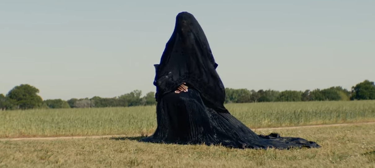 A Mulher no Jardim assombra família em primeiro trailer sinistro
