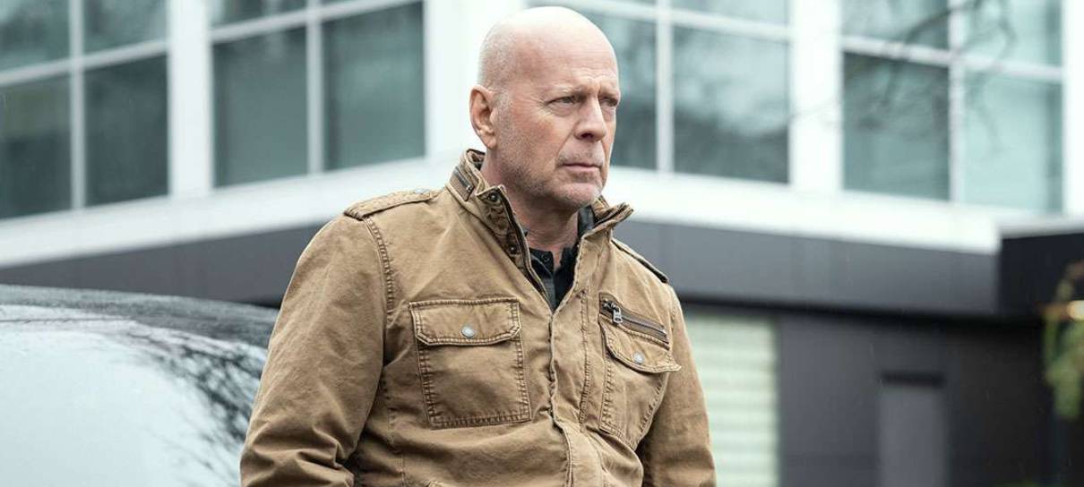 Bruce Willis faz rara aparição pública após aposentadoria por demência