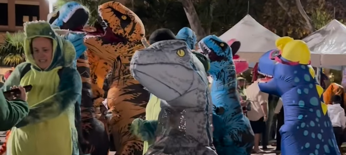 Evento bate recorde de maior quantidade de pessoas vestidas de dinossauros