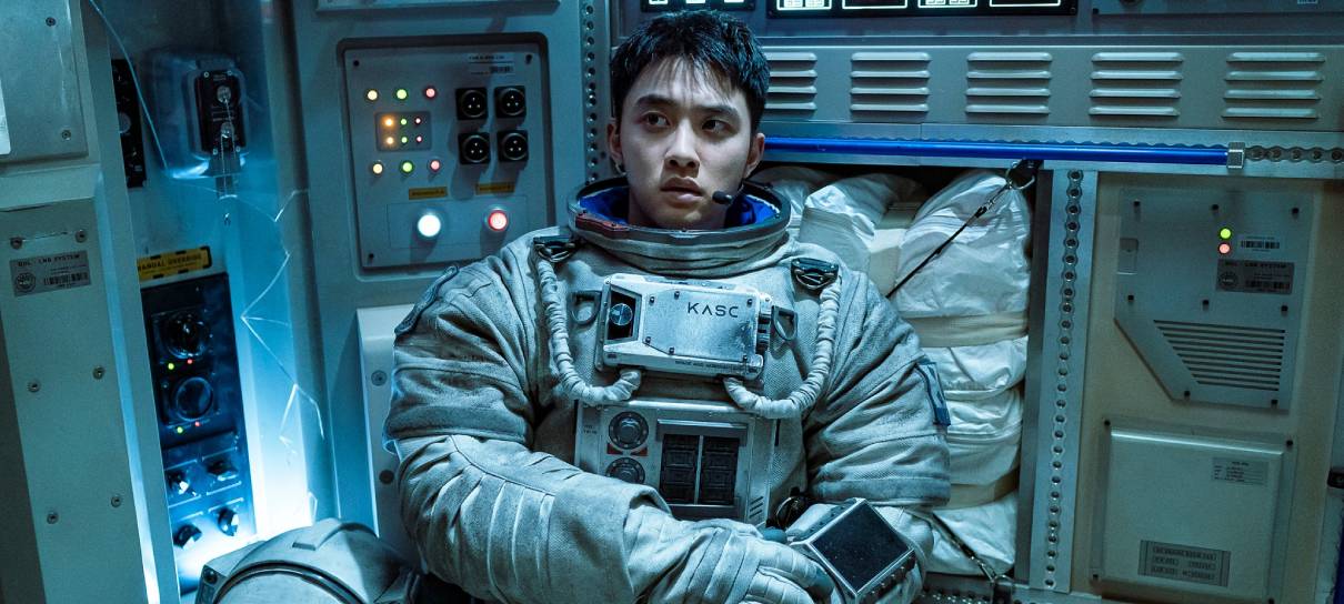 D.O., do EXO, está perdido no espaço em trailer de The Moon: Sobrevivente
