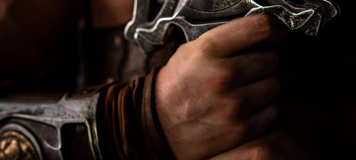 He-Man exibe peitoral e Espada do Poder em foto do filme live-action