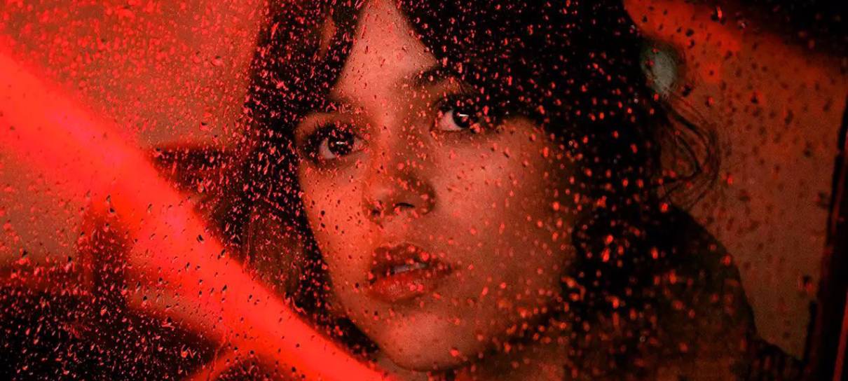 Jenna Ortega e The Weeknd estampam fotos de filme do músico
