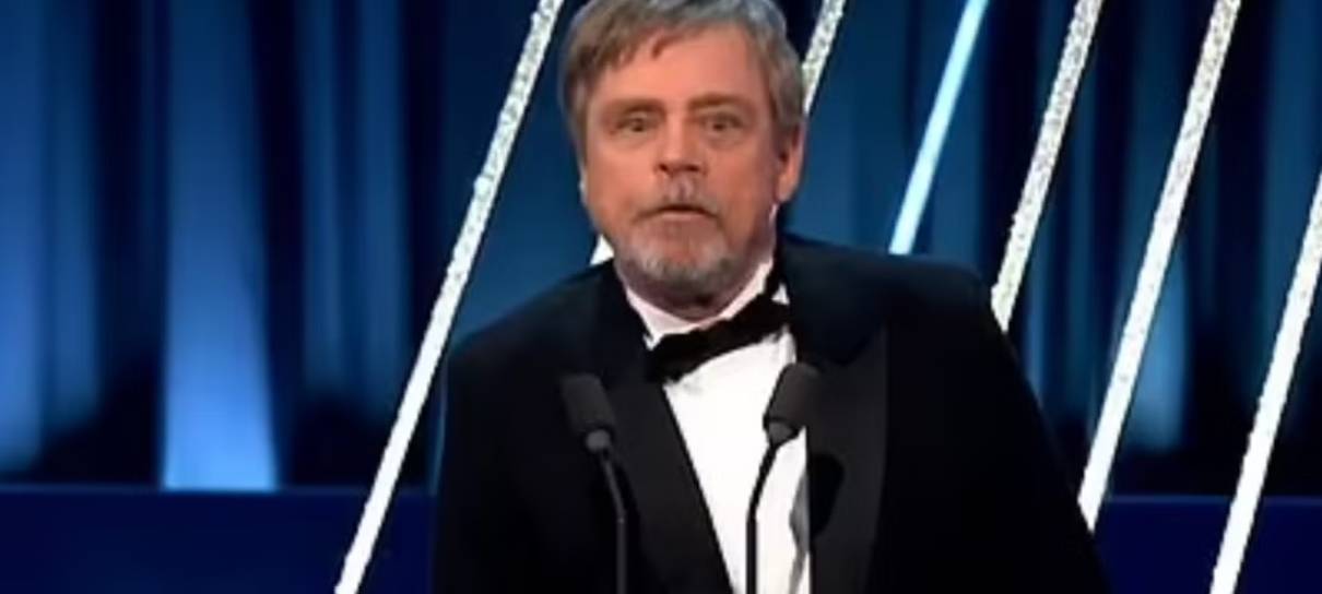 Mark Hamill é traído pela própria calça no meio de premiação