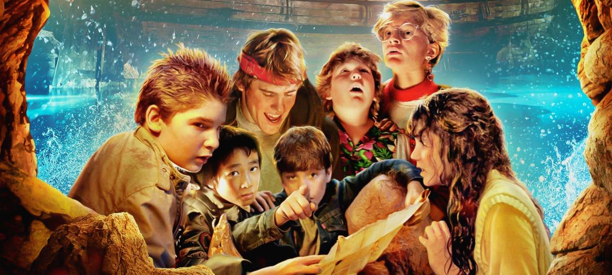 Elenco de Os Goonies se reúne em homenagem a Ke Huy Quan