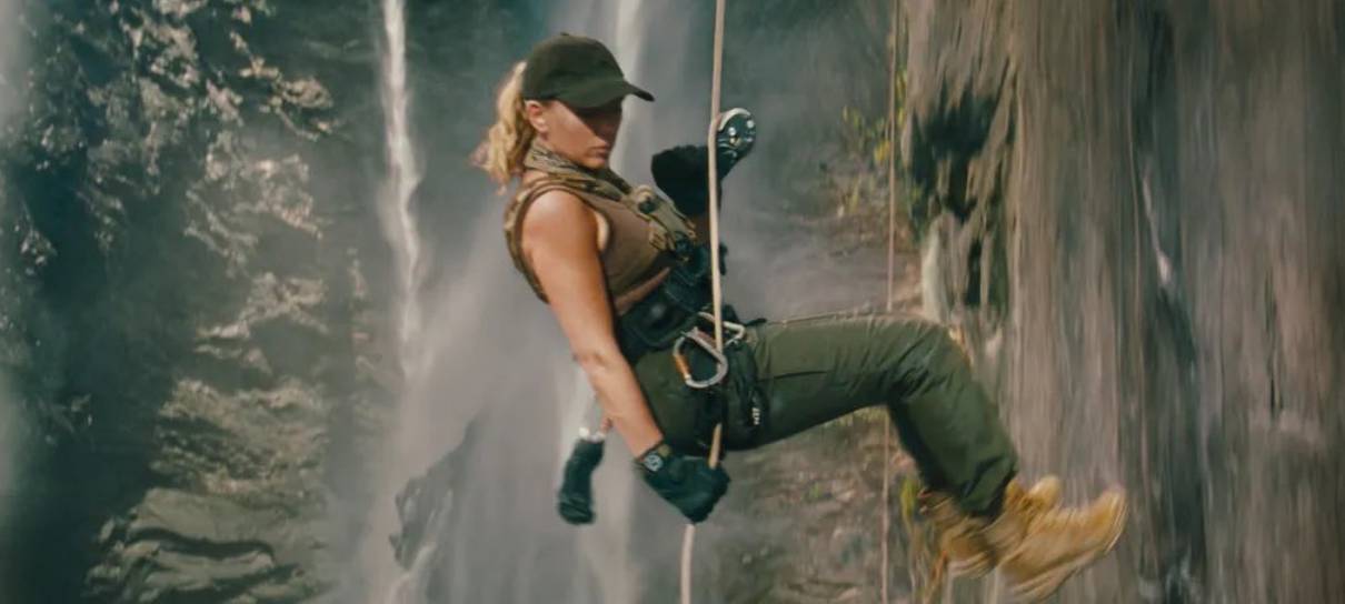 Scarlett Johansson e dinos aparecem em fotos do novo Jurassic World