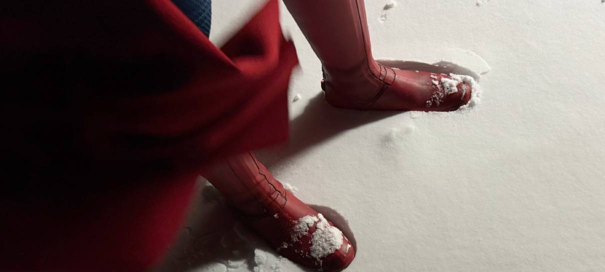 Superman bota os pés na neve em nova foto do filme