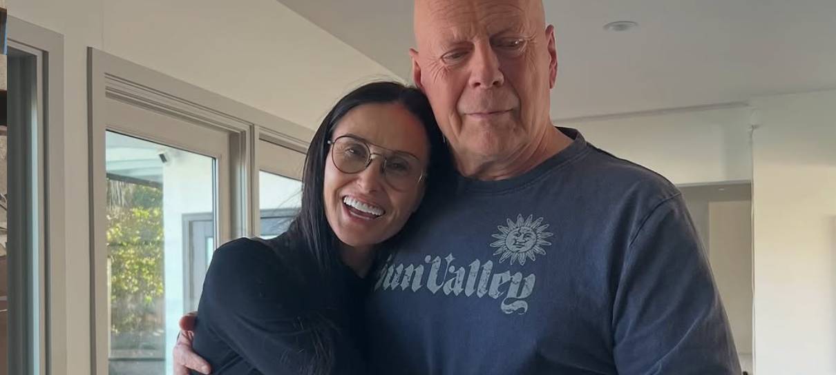 Bruce Willis aparece aposentado e feliz com a família em aniversário de 70 anos