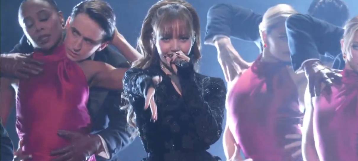 Lisa, do Blackpink, canta James Bond em homenagem musical no Oscar