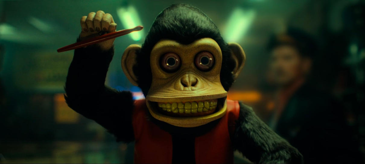 O Macaco diverte como terror trash quando não tenta se explicar | Crítica