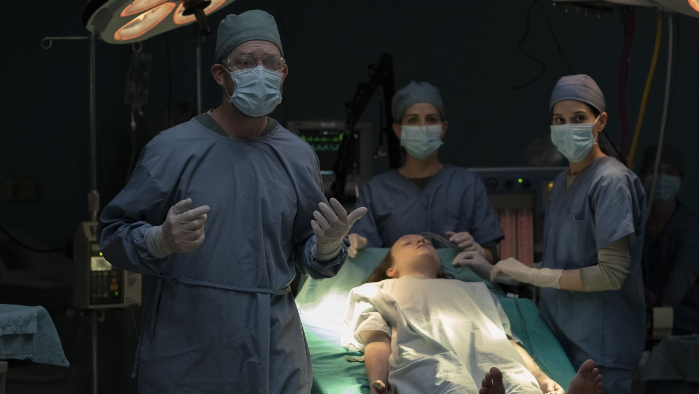 Ellie na maca entre médicos no episódio final de The Last of Us