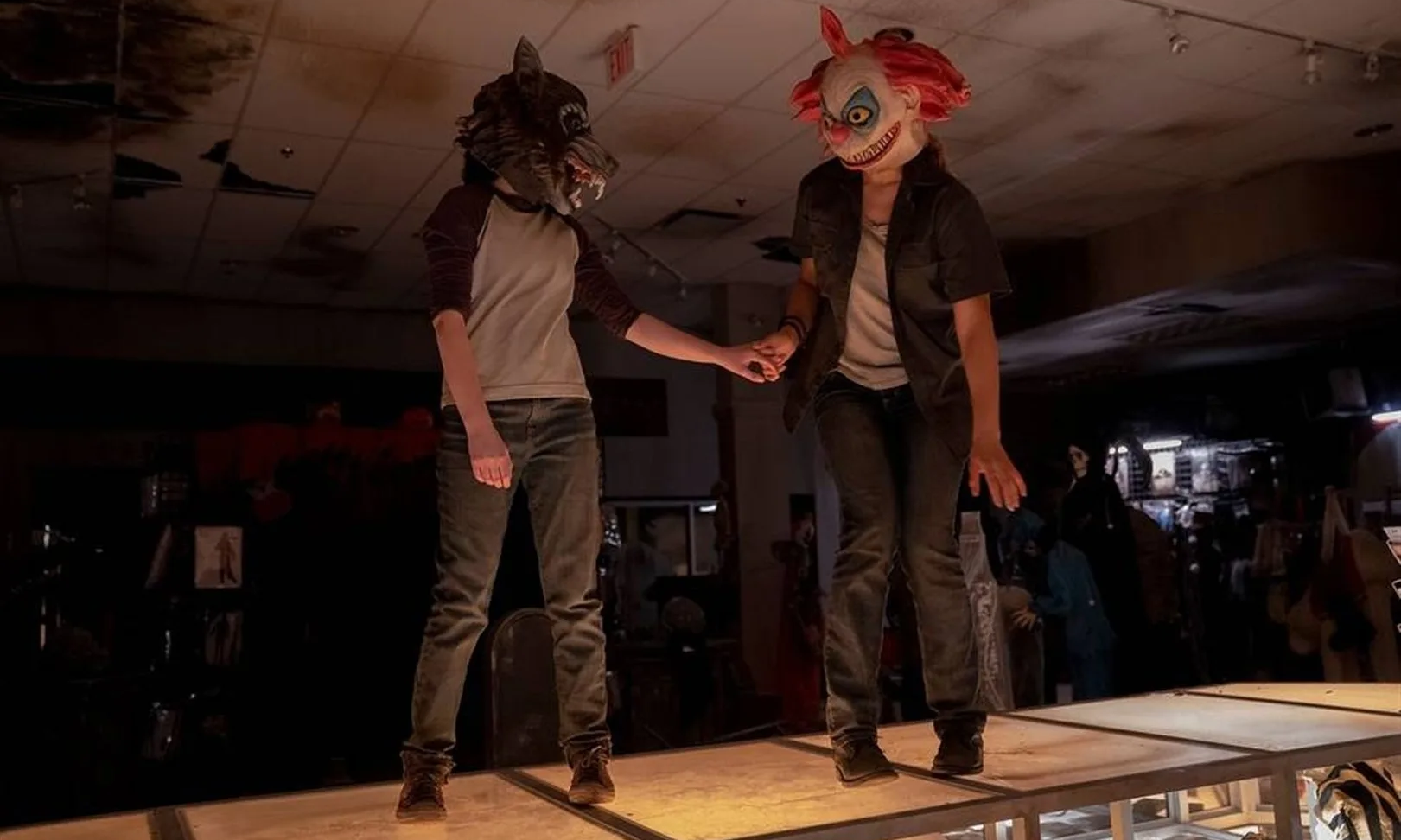 Ellie e Riley na série The Last of Us