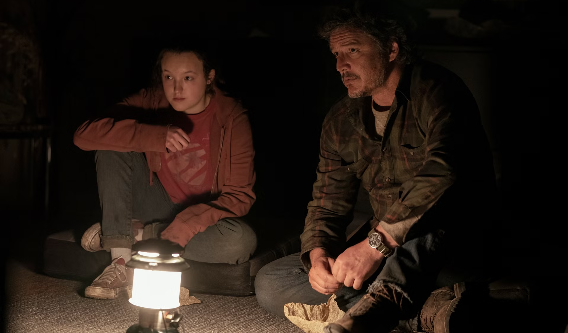 Ellie e Joel em cena da série de The Last of Us