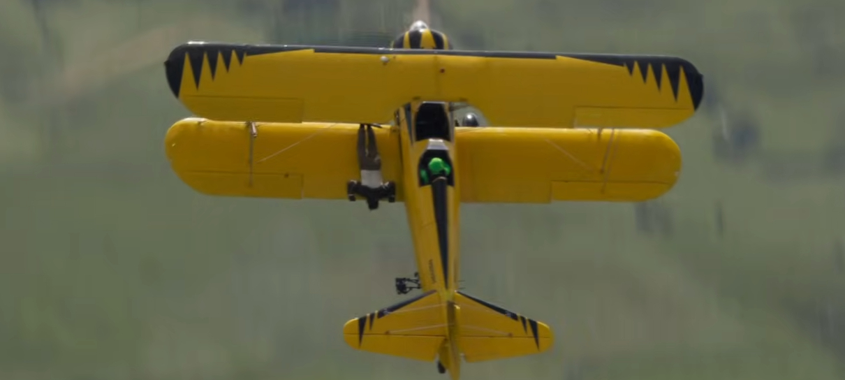 Tom Cruise voa na asa de um avião em vídeo de Missão: Impossível 8