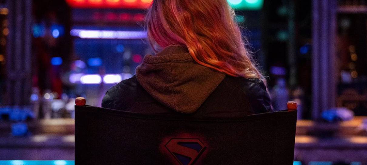 Fotos do set de Supergirl mostram visual de Milly Alcock