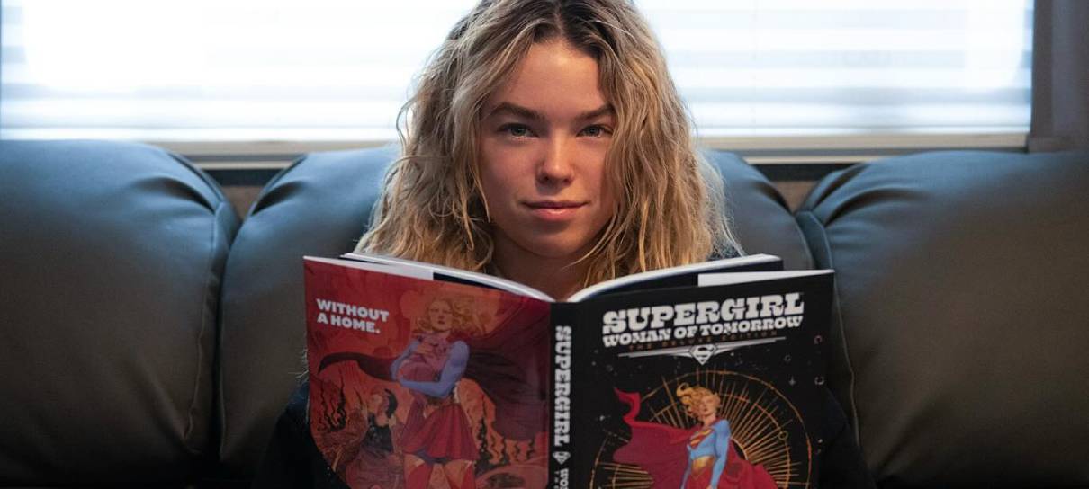 Supergirl Milly Alcock treina cena de ação em vídeo do set do filme