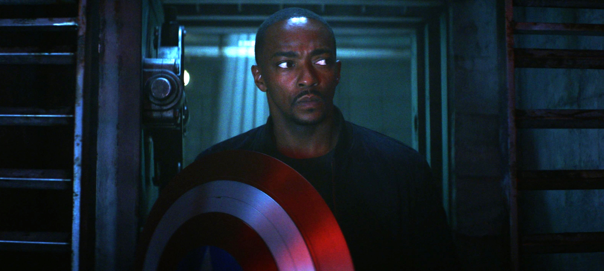 Vingadores 5 terá gosto da "velha Marvel", diz Anthony Mackie