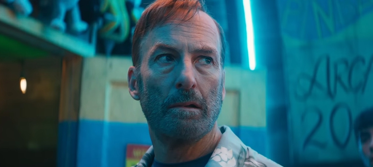Anônimo 2 ganha trailer inédito com Bob Odenkirk em férias caóticas