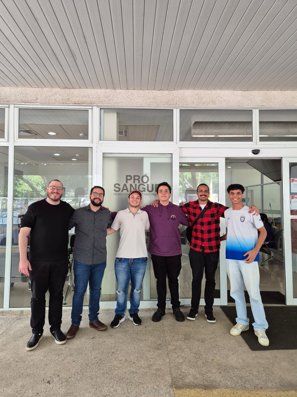 Hélio Tomba Neto (eu), Rafael Cirilli e os meninos do Capítulo São Paulo