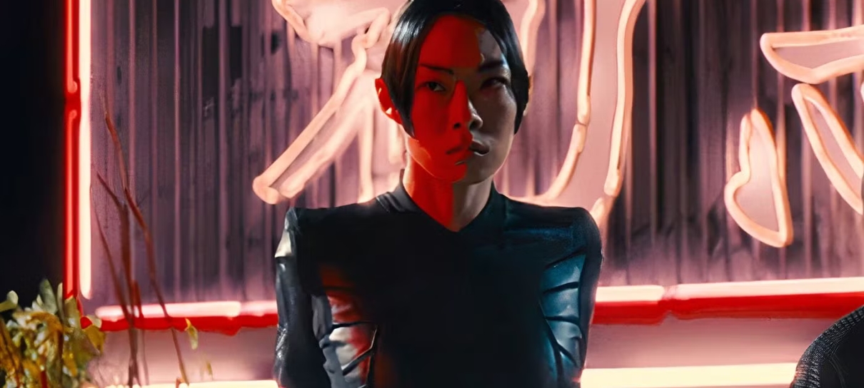 Derivado de John Wick, filme de Caine terá retorno de Rina Sawayama