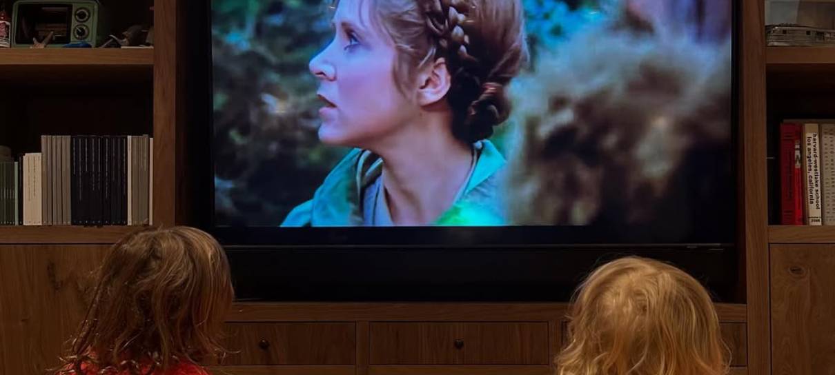 Filha de Carrie Fisher relembra mãe em post fofo com Star Wars