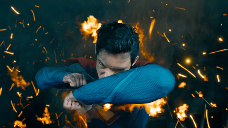 Superman se defende de chamas em cena do filme (Warner/Reprodução)