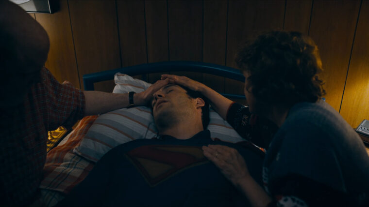Jonathan e Martha Kent ajudam o Superman a se recuperar (Warner/Reprodução)
