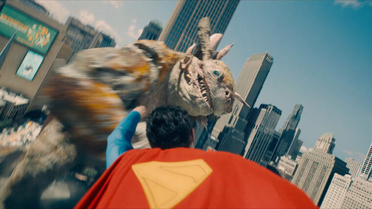 Superman voa para lutar contra Kaiju, o monstro gigante que ataca Metrópolis (Warner/Reprodução)