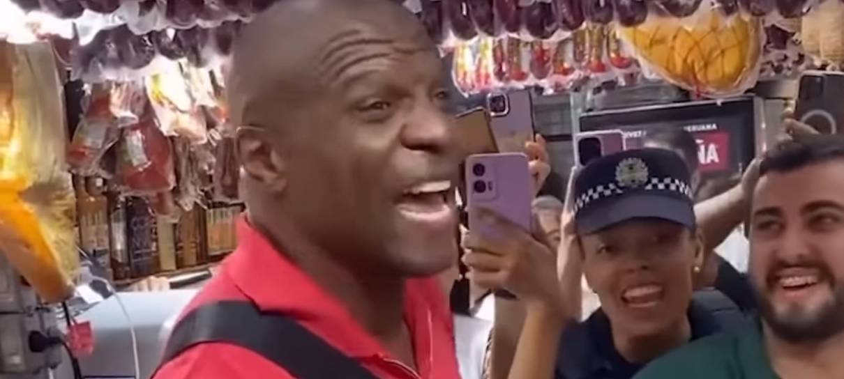 Terry Crews esbanja brasilidade em visita ao Mercadão de São Paulo