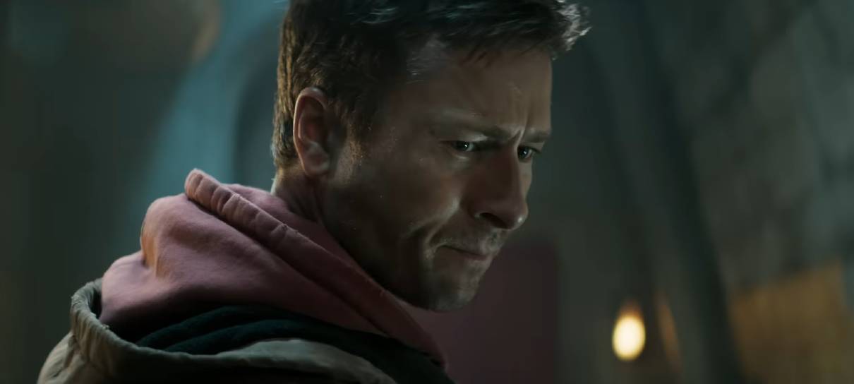 Glen Powell corre pela vida em trailer de O Concorrente