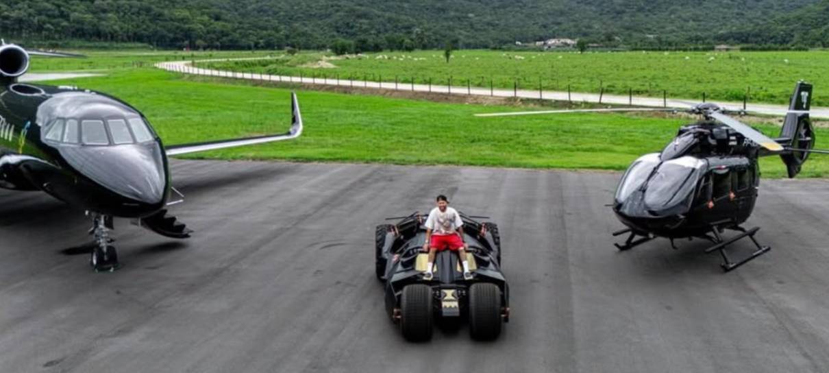 Neymar exibe Batmóvel real em coleção de veículos de luxo