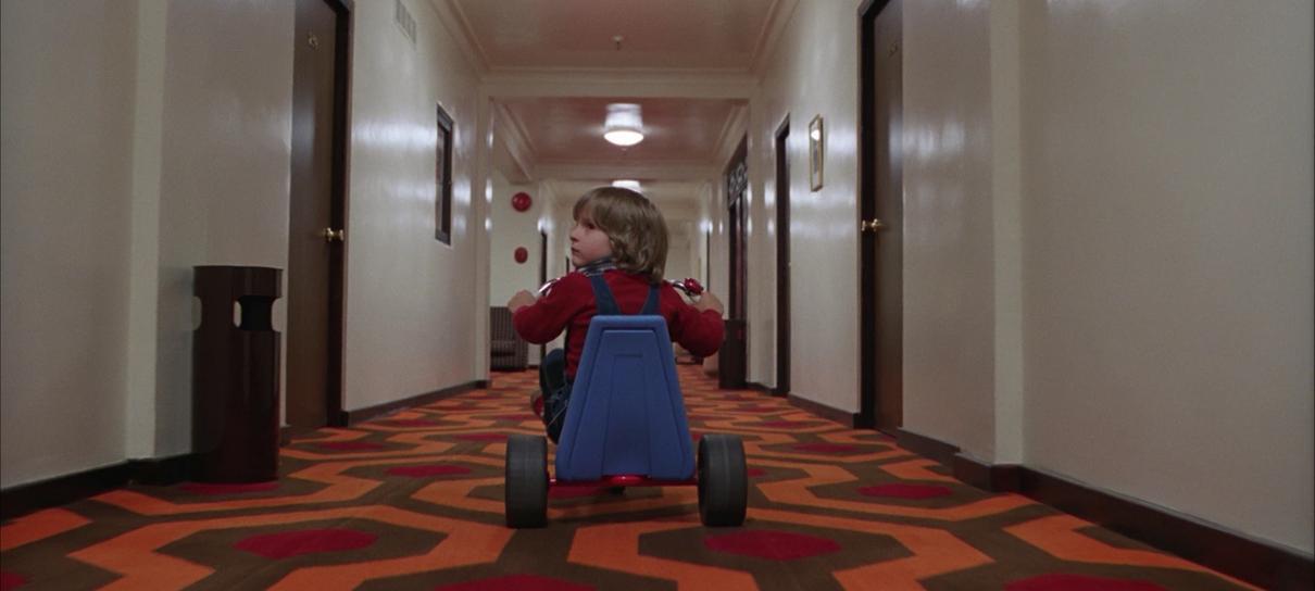 Passeie pelos cenários de Stanley Kubrick neste vídeo