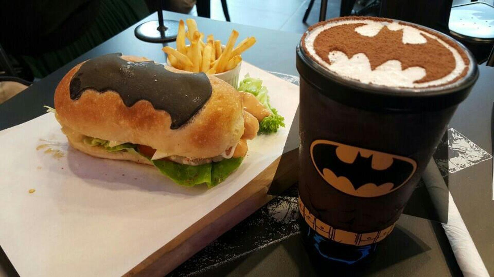 Lanchonete inspirada em heróis serve bat-sinal no seu café
