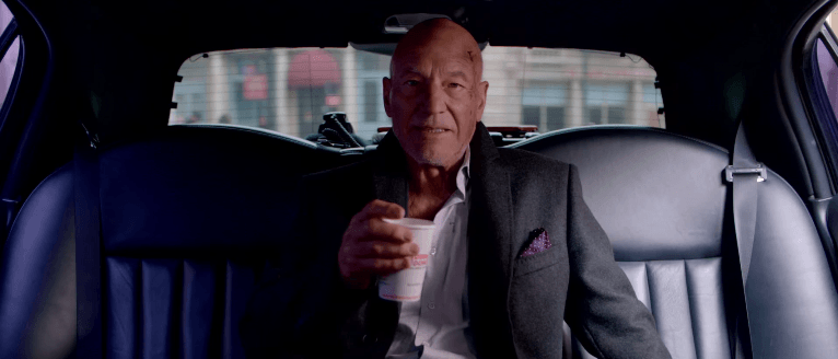 Patrick Stewart mostra uma das piores maneiras de passar o Natal no trailer de Christmas Eve