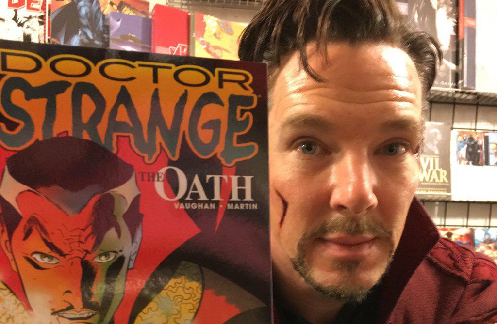Benedict Cumberbatch invade loja de quadrinhos vestido como Doutor Estranho