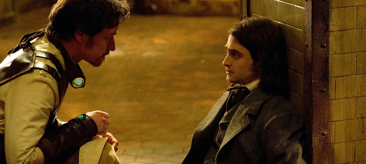 James McAvoy e Daniel Radcliffe são cientistas malucos no trailer de Victor Frankenstein