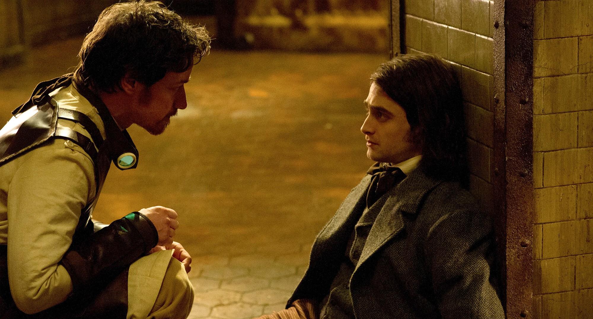 James McAvoy e Daniel Radcliffe são cientistas malucos no trailer de Victor Frankenstein