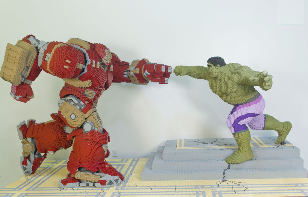 Hulk vs Hulk Buster em LEGO na Comic-Con 2015