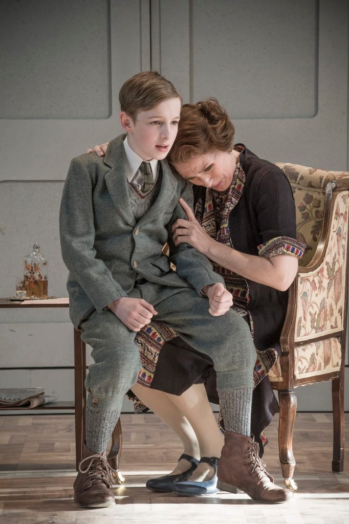 Intermezzo-2015-Garsington-Opera-Louis-Hynes-Franzl-Mary-Dunleavy-Christine-credit-Mike-Hoban