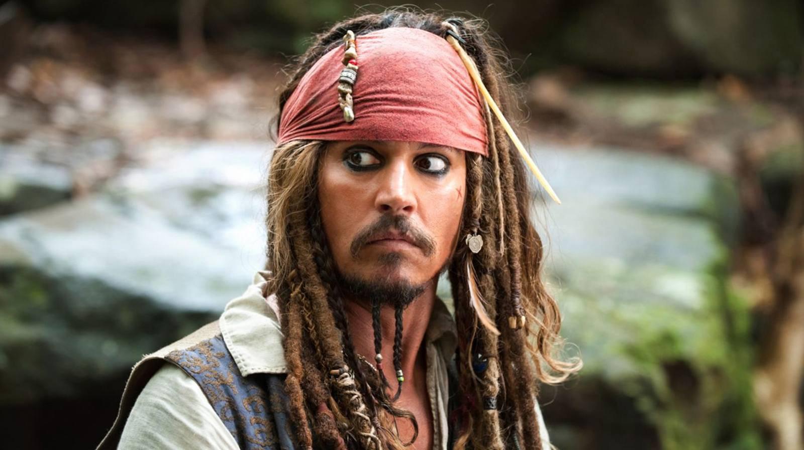 Johnny Depp aparece em hospital infantil caracterizado como Jack Sparrow