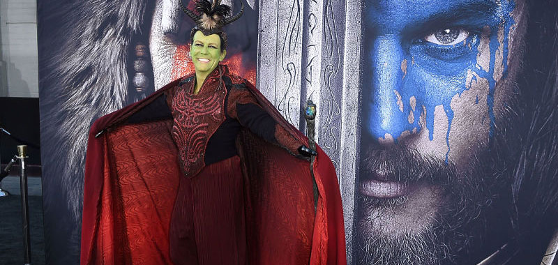 Jamie Lee Curtis aparece de cosplay em premiere de Warcraft