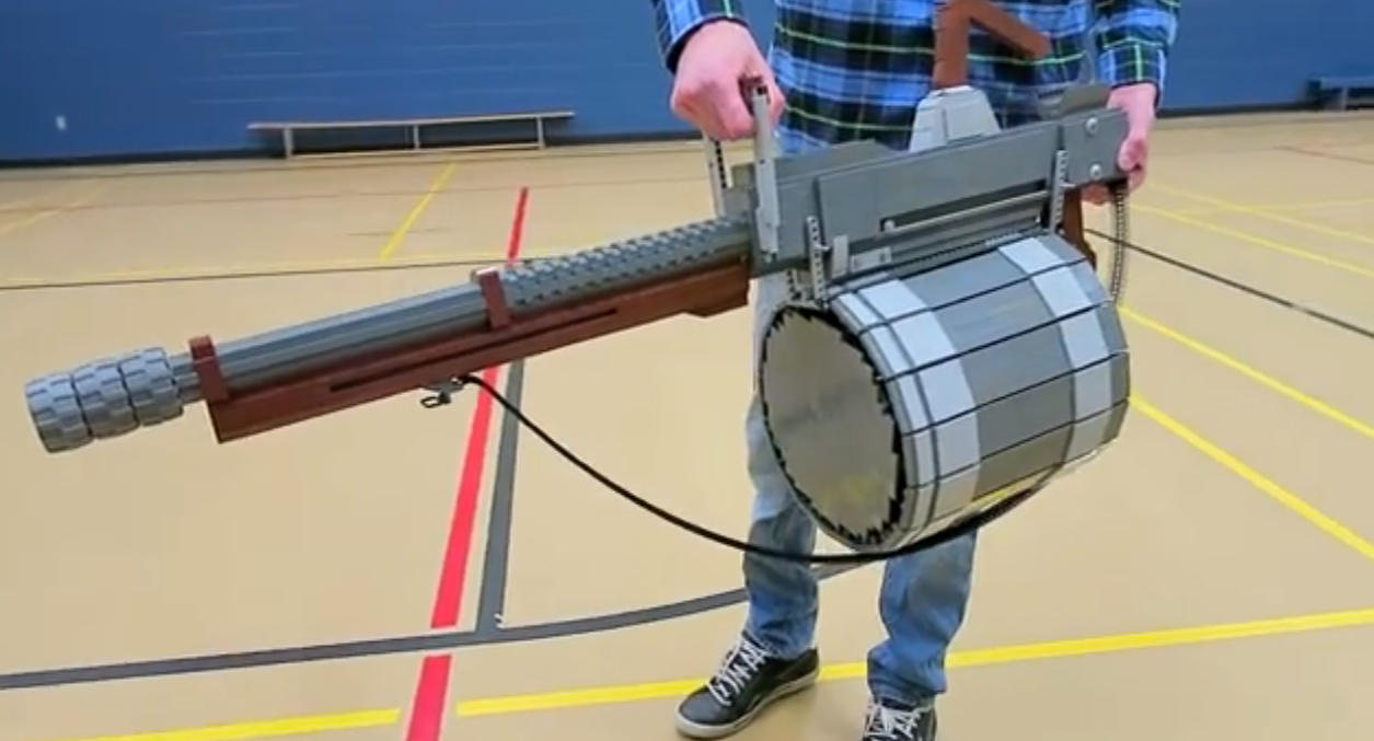 Fã cria mini-gun de Team Fortress 2 usando 2,500 mil peças de LEGO