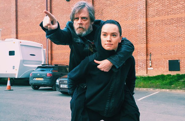 Mark Hamill e Daisy Ridley recriam cena clássica no set de Star Wars Episódio VIII