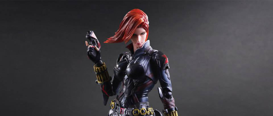 Viúva Negra da Play Arts Kai chega chutando bundas