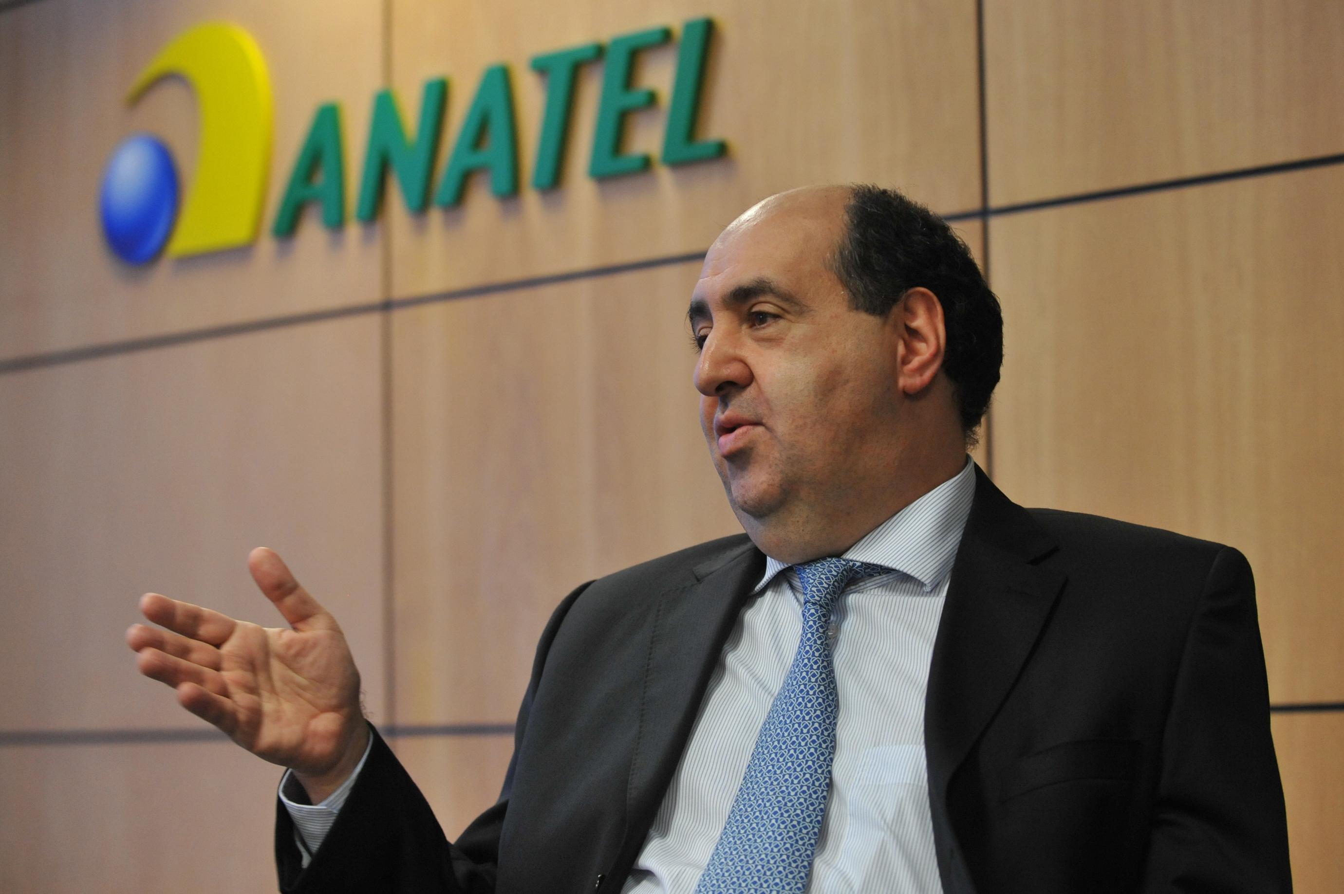 Presidente da Anatel usa jogos online em defesa do limite de internet
