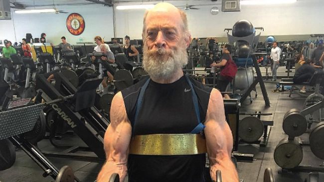 Stephen Colbert fala das fotos de J.K. Simmons GIGANTE