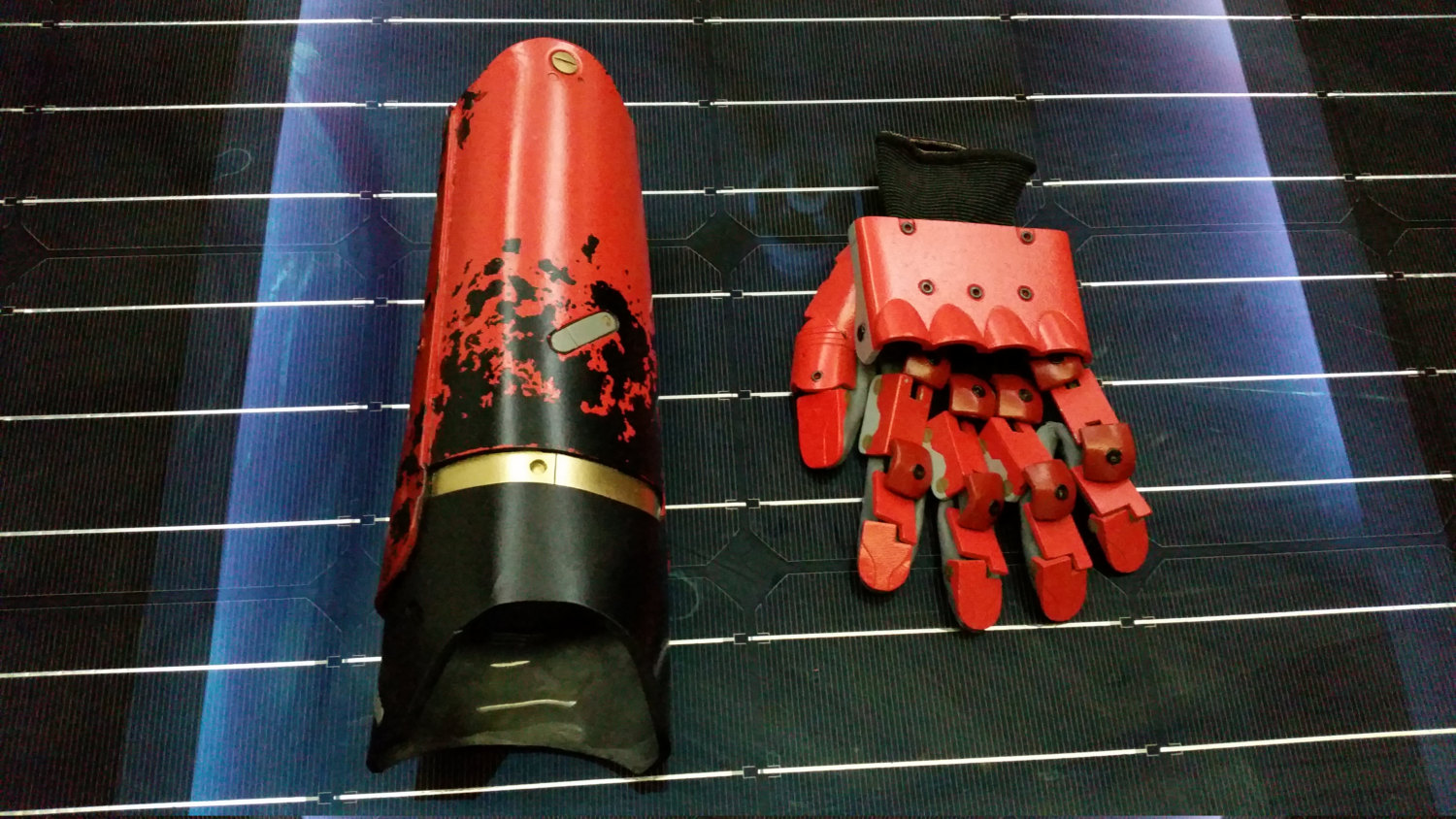 Comece seu cosplay de Big Boss com essa réplica do braço mecânico de MGS V