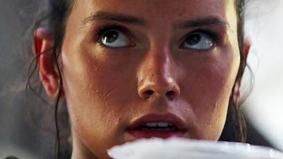 Comercial para a TV de Star Wars: O Despertar da Força mostra Rey chutando bundas
